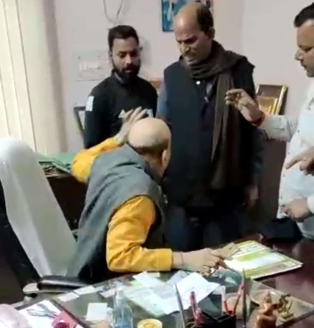 VIDEO VIRAL : पूर्व विधायक की पिटाई का वीडियो वायरल, ट्वीटर पर यूजर्स ने BJP को घेरा