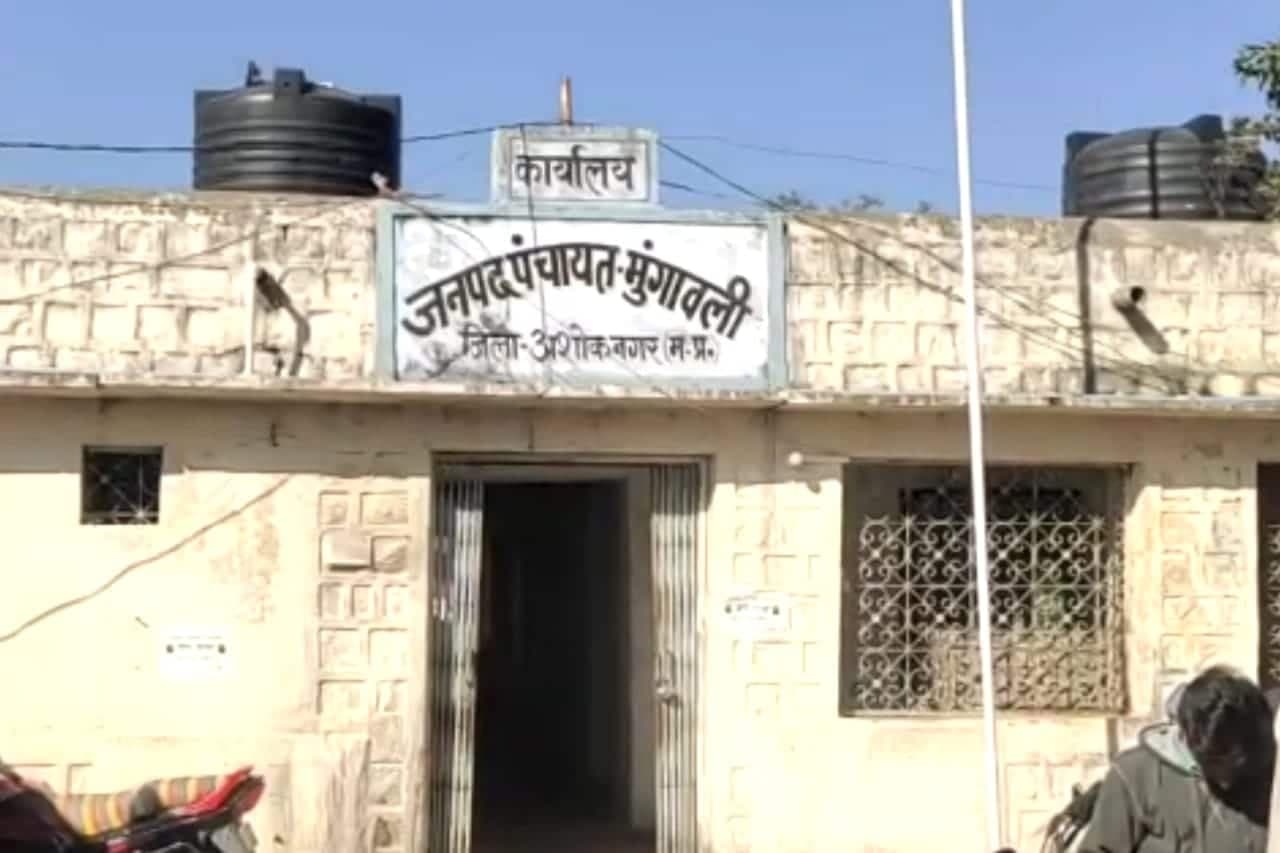 मनरेगा के अंतर्गत मजदूरी के नाम पर निकाले जा रहे फर्जी मस्टर रोल, अधिकारी बेपरवाह
