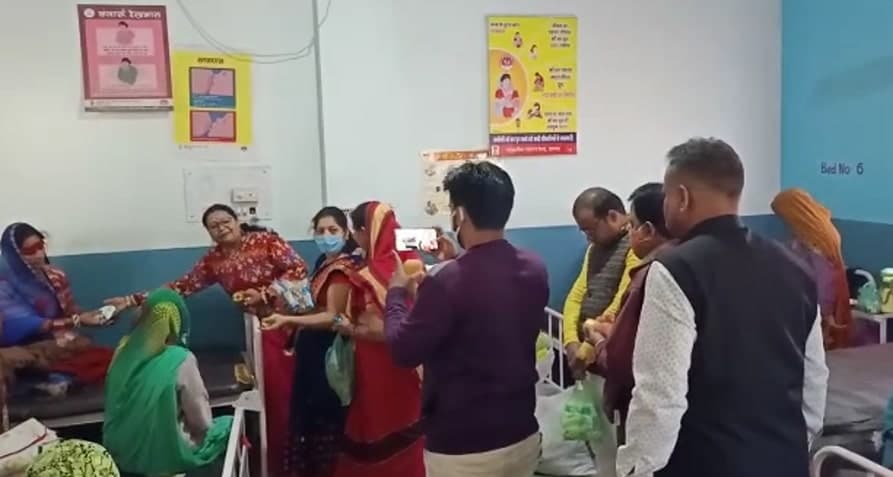 स्वामी विवेकानंद की जयंती पर अस्पताल में फल व दूध वितरण