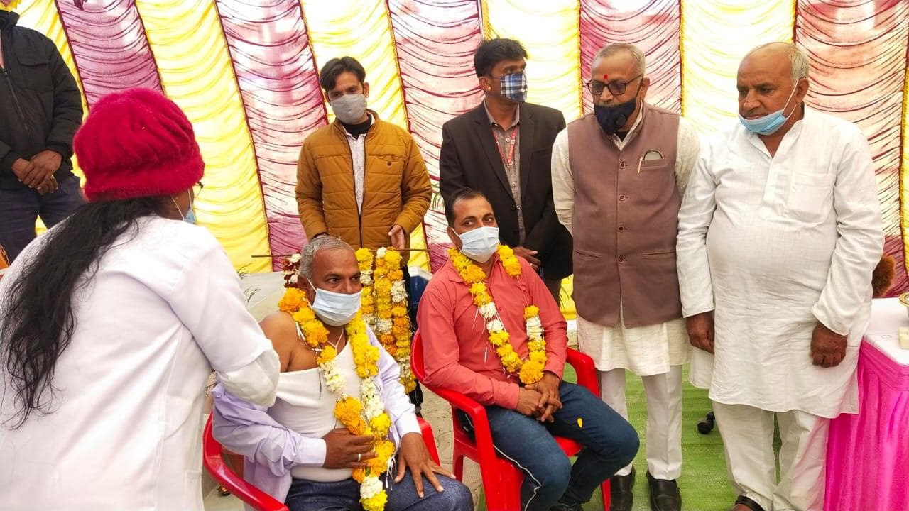 भानपुरा और मेलखेड़ा में कोरोना टीकाकरण प्रारंभ, विधायक की मौजूदगी में लगा टीका