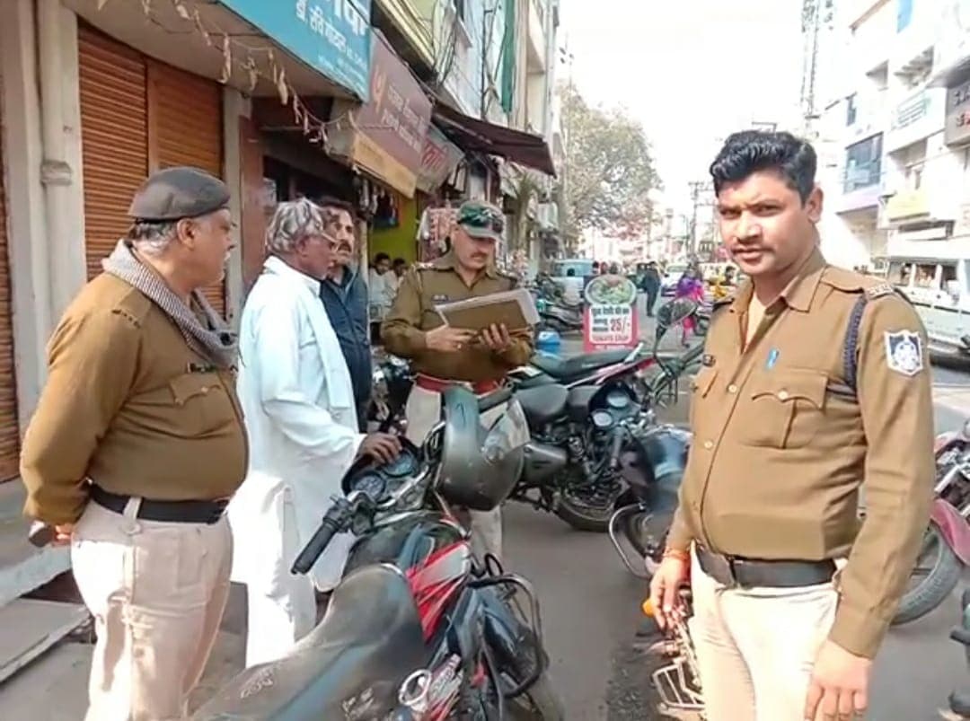 पुलिस को चुनौती : कपड़ा व्यापारी पर कट्टा अड़ाकर एक्टिवा और ढाई लाख लूटे