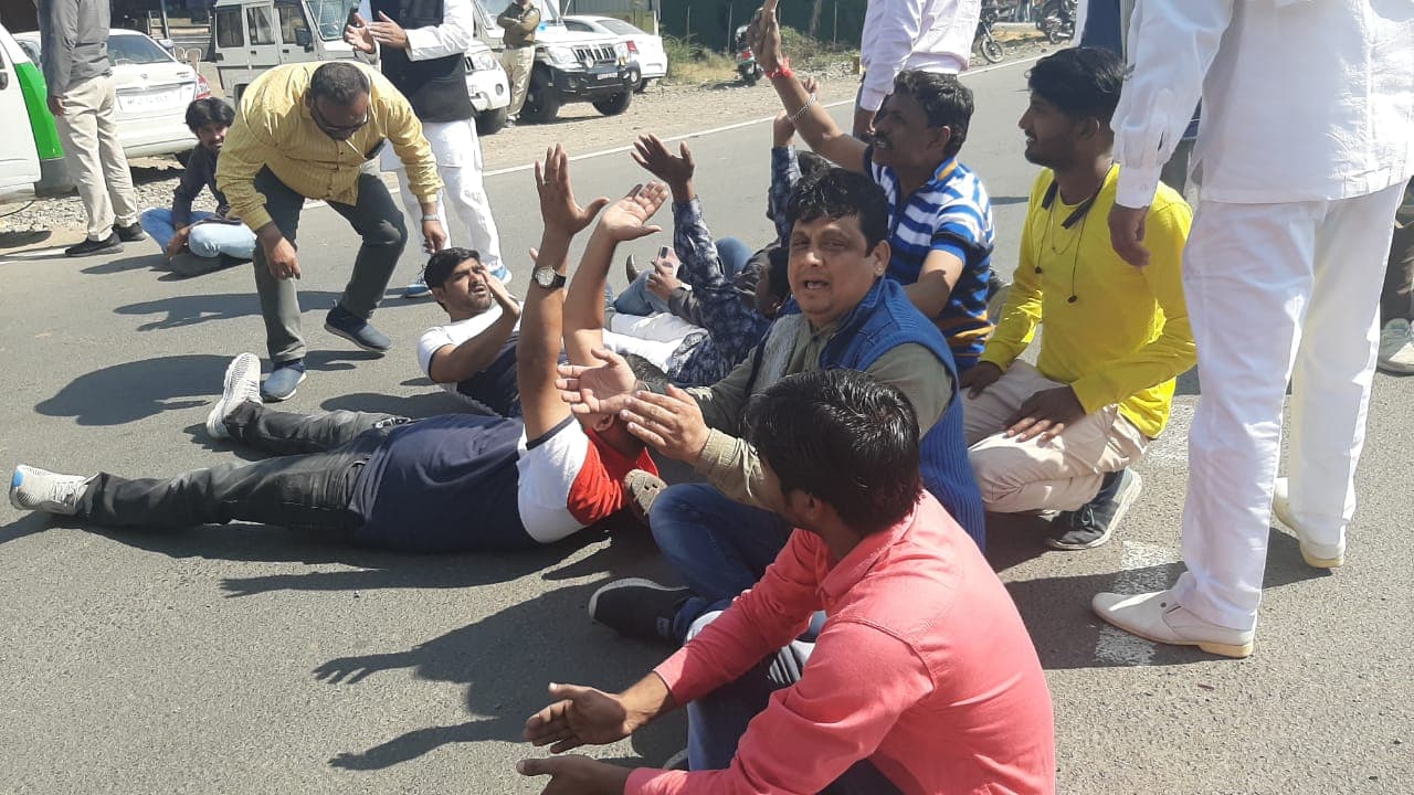 NH-3 पर कांग्रेस ने किया चक्का जाम, वाहनों के आगे लेटे, वाहनों की लगी लंबी कतारें