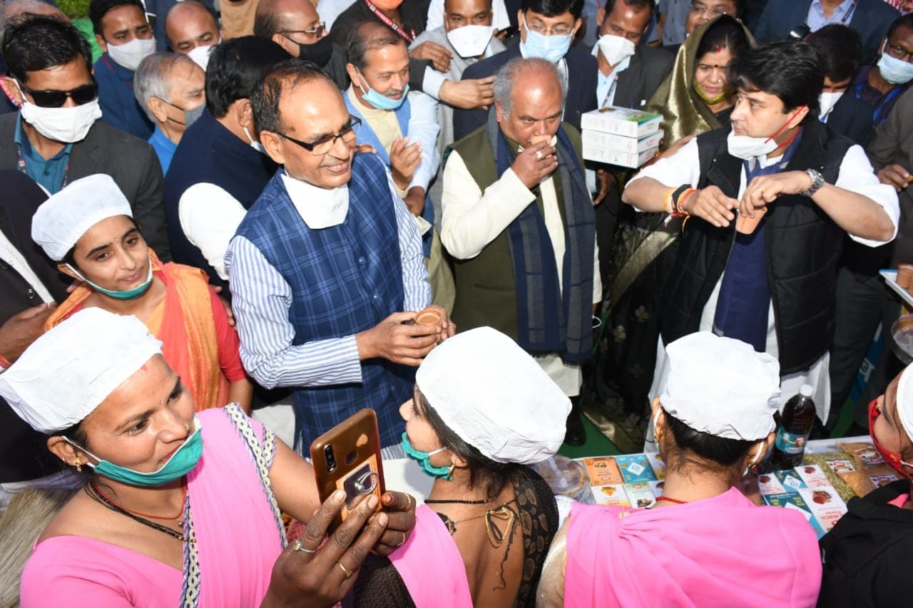 CM शिवराज ने पी दीदियों द्वारा बनाई चाय और कहा दीदियों को बनाएंगे सशक्त