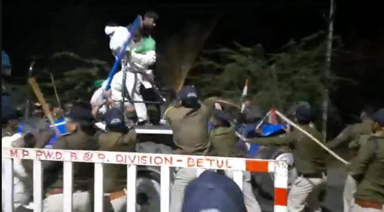 Betul News: कंगना रणौत के विरोध में उग्र हुए कांग्रेसी, पुलिस ने भांजी लाठी, कांग्रेसियों का आरोप