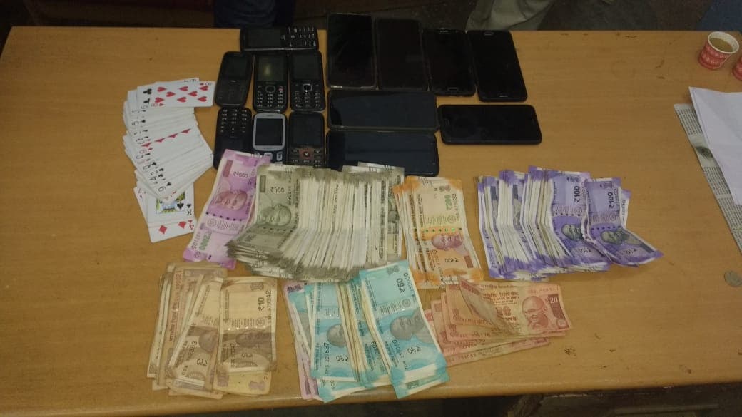 Jabalpur News: पुलिस की छापेमार कार्रवाई, जुआ खेलते 9 जुआरियों को रंगेहाथ किया गिरफ्तार