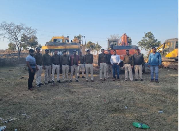 UP के रेत माफियाओं की MP पर नजर, दो एलएनटी मशीनें जब्त, चालक पर FIR