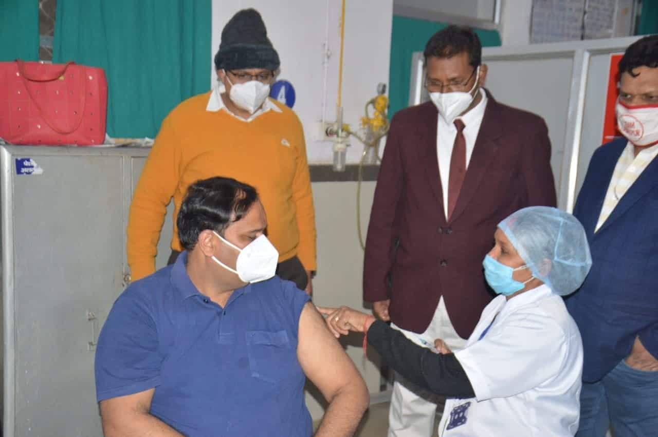 जबलपुर कलेक्टर कर्मवीर शर्मा ने लगवाई कोरोना वैक्सीन, सबसे की ये अपील