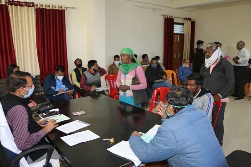 कलेक्टर ने आवेदकों को कुर्सी पर बैठाकर सुनी समस्याएं, भोजन के लिए दिए कूपन