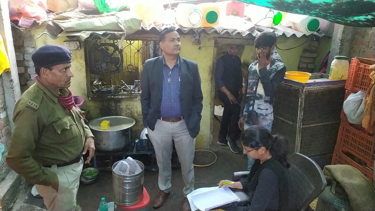 गंदगी में बन रहा था ट्रेनों में सप्लाई होने वाला खाना, प्रशासन ने मारा छापा