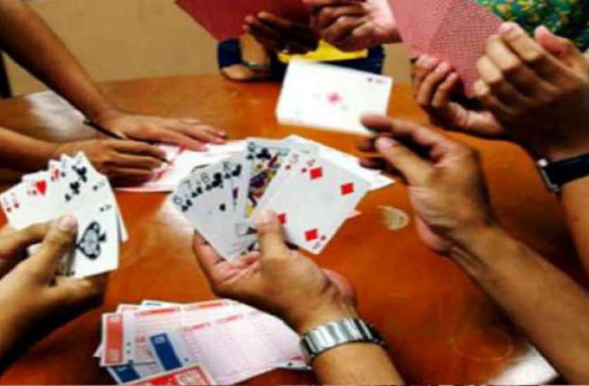 Jabalpur News : मंदिर में खेल रहे थे जुआ, पुलिस को देखते ही लगाने लगे माता के जयकारे