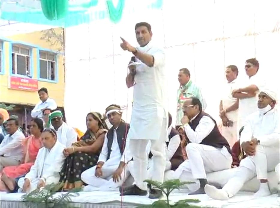 जीतू पटवारी ने कराई अधिकारियों की परेड, दी नसीहत ,देखिये वीडियो