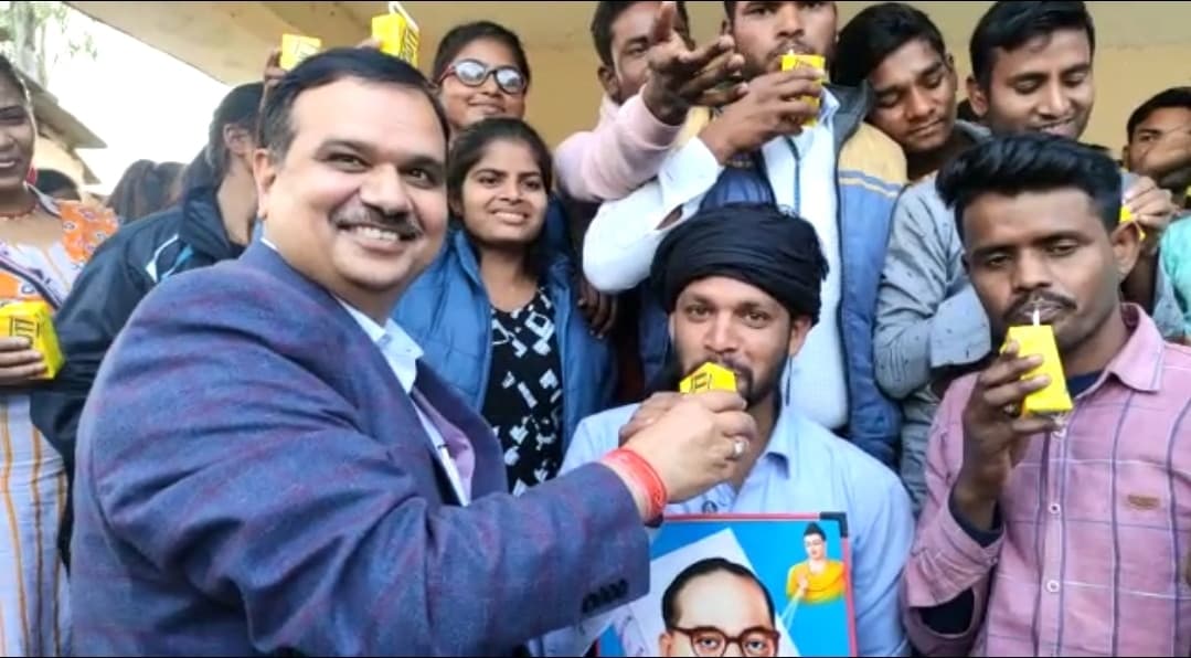 छात्रावास की मांग को लेकर भूख हड़ताल पर बैठे छात्र, कलेक्टर ने जूस पिलाकर अनशन खत्म कराया