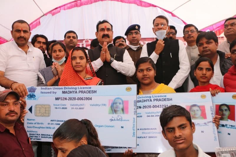 गृहमंत्री ने ने छात्र-छात्राओं को दिए निःशुल्क ड्रायविंग लायसेंस, दिव्यांग यात्रियों को यात्रा रियायत पत्र