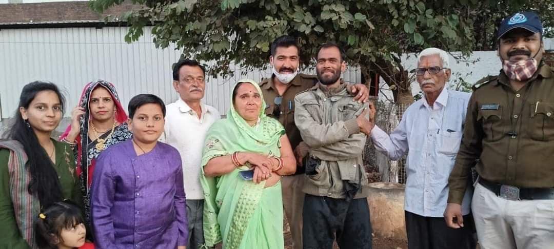 पुलिसकर्मी की मानवीयता ने परिवार से बिछड़े युवक को घर पहुंचाया