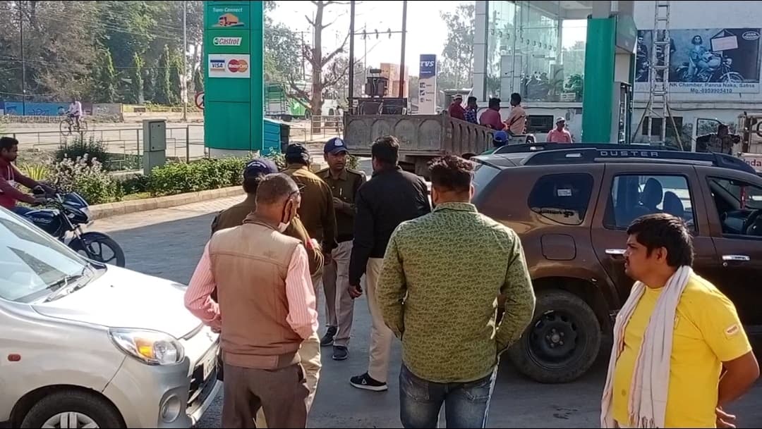 पेट्रोल पंप पर लूट, बदमाशों ने बंदूक की नोंक पर 80 हजार लूटे, सीसीटीवी में कैद घटना