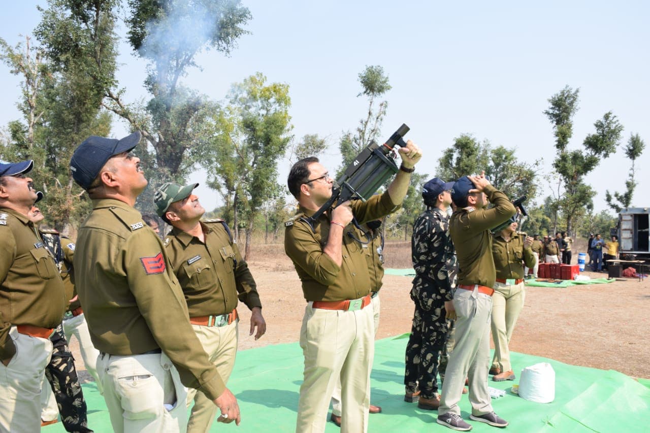 खंडवा फायरिंग रेंज में पुलिसकर्मियों ने साधा निशाना, गूंजी गोलियों की आवाज