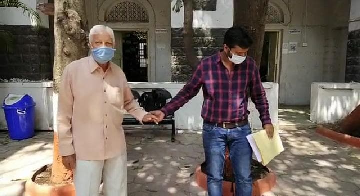 Indore News : बुजुर्ग डॉ की जमीन पर भू माफियाओं का कब्जा, प्रशासन से नहीं मिल रही मदद