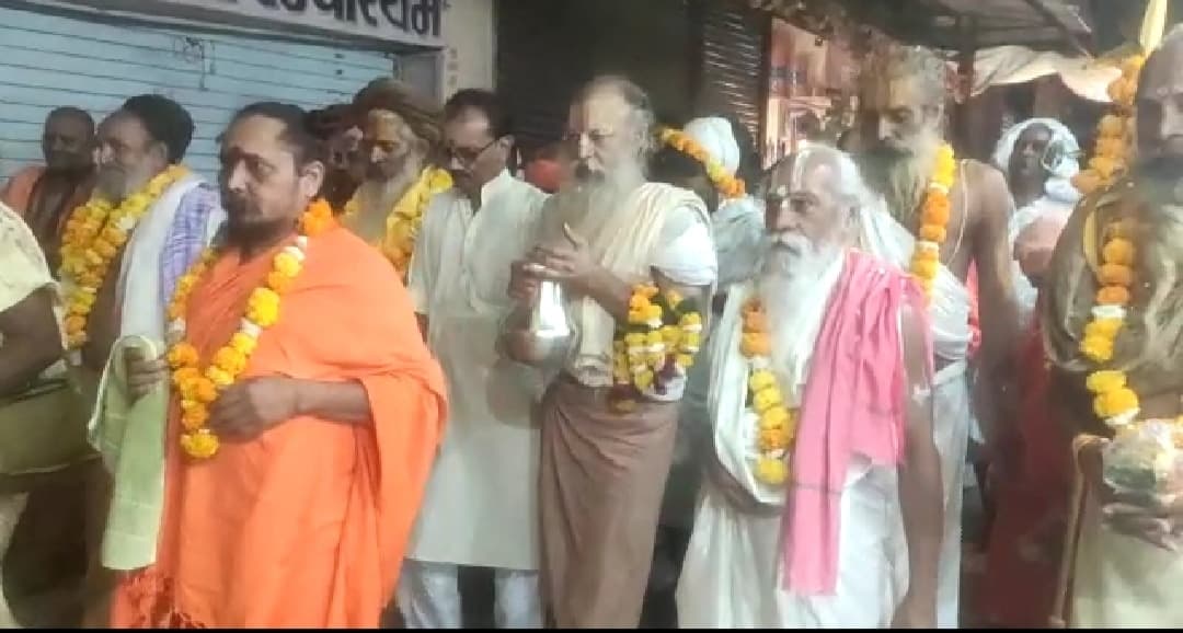 ओंकारेश्वर में उमड़ा श्रद्धालुओं का जनसैलाब, 36 घंटे खुला रहेगा मंदिर