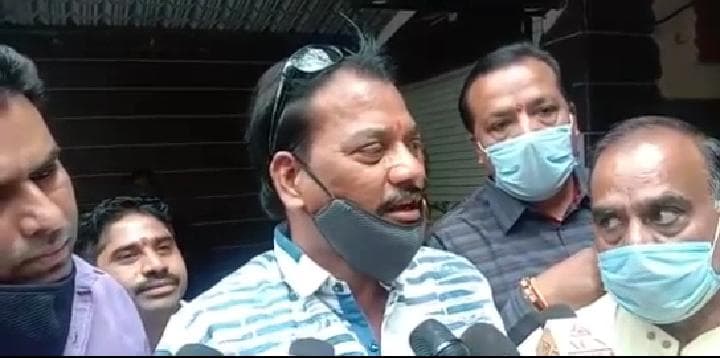 Indore : बोरिंग को लेकर बीजेपी-कांग्रेस कार्यकर्ता आमने-सामने, मारपीट का वीडियो वायरल