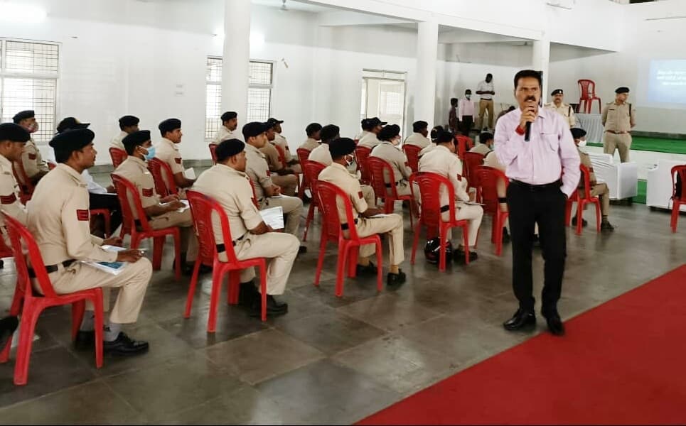 Singrauli News: पदोन्नति प्राप्त नए कर्मचारियों को पुलिस कप्तान ने सिखाए कार्यशैली के गुण