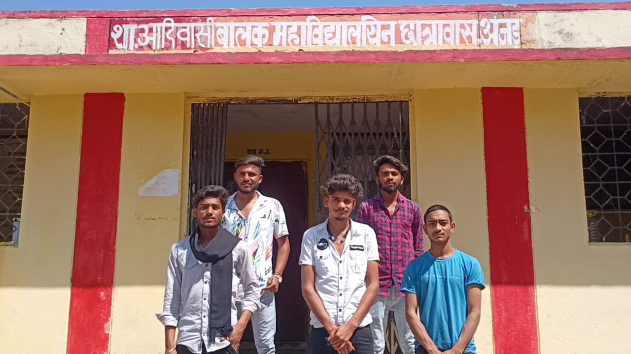 हॉस्टल के छात्र परेशान, कोरोना जांच के नाम पर नहीं मिला रहा भोजन