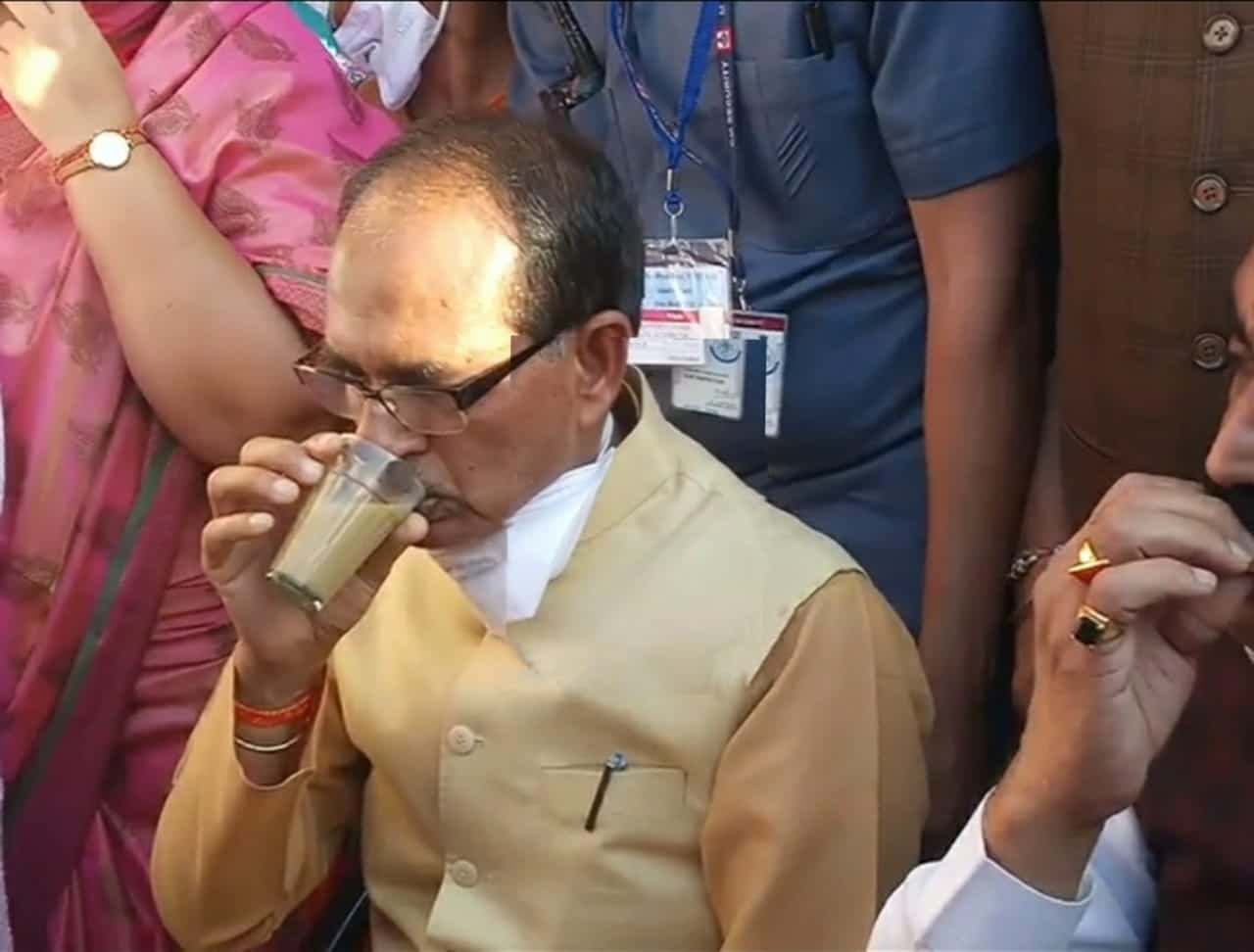 सीएम शिवराज ने पप्पू के यहां पी चाय, कहा- चाय बहुत अच्छी है