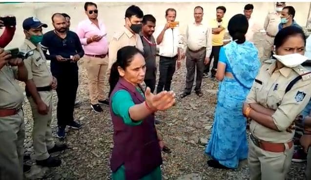 Damoh News: विधायक रामबाई बोली- तो शाम को हमारी लाश उठाने भी आ जाना
