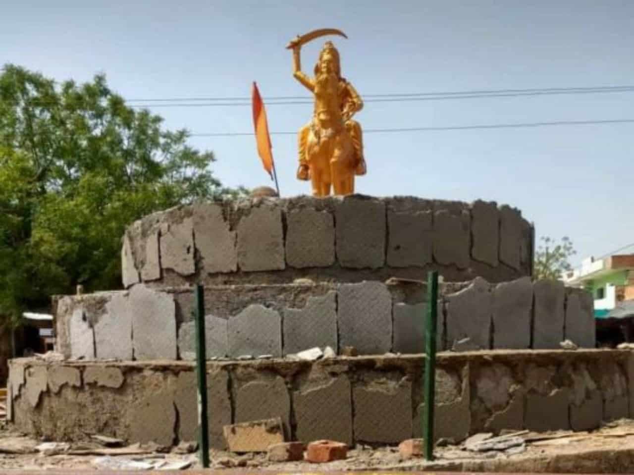 रानी अवंती बाई की प्रतिमा के चबूतरे की टाइल्स उखाड़ी, लोधी समाज ने किया चक्काजाम