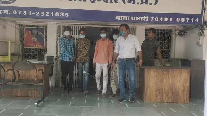 पुलिस ने किया वाहन चोर गिरोह को गिरफ्तार, 5 दो पहिया वाहन, 1 लोडिंग रिक्शा और एक कार जब्त
