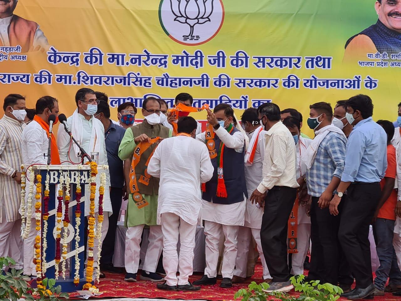 निकाय चुनाव 2021: एक और बड़ा झटका, 3 कांग्रेस पार्षद समेत 40 कार्यकर्ता BJP में शामिल