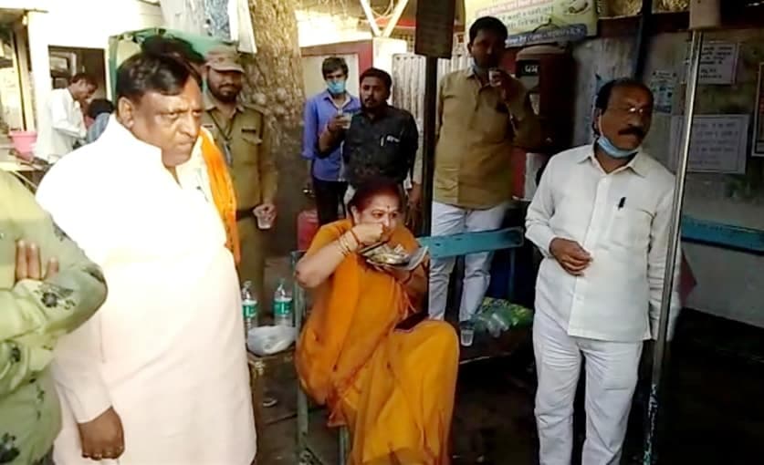 पूर्व मंत्री ने बस स्टैंड पर लिया कचौरी का स्वाद, पान का भी लुत्फ लिया