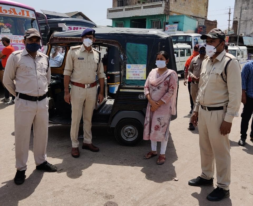 Datia News : परिवहन अधिकारी ने बसों एवं आटो पर मास्क लगाने के लिए पोस्टर लगा कर दिया जागरूकता का संदेश