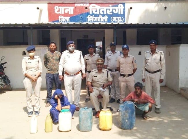 अवैध महुआ शराब पर चितरंगी पुलिस की बड़ी कार्यवाही, 65 लीटर शराब के साथ दो आरोपी गिरफ्तार