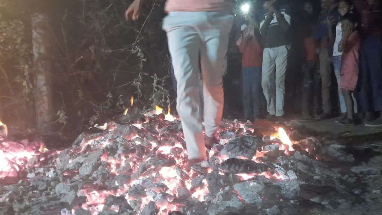Holi : धधकते अंगारों पर चलते हैं लोग, होलिका दहन पर अनोखी परंपरा