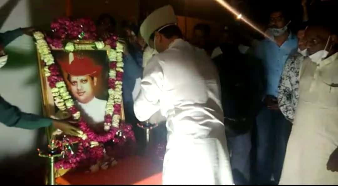 ज्योतिरादित्य ने पिता माधवराव को अर्पित की पुष्पांजलि, कहा- मेरा लक्ष्य राजनीति नहीं जनसेवा