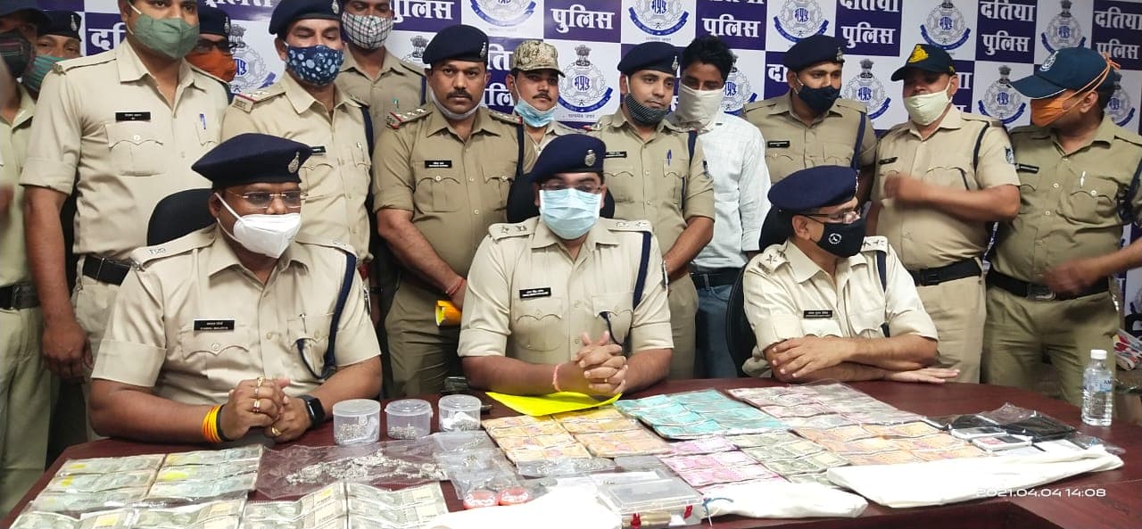 Datia News : लाखों की लूट करने वाले पांच आरोपियों को पुलिस ने किया गिरफ्तार