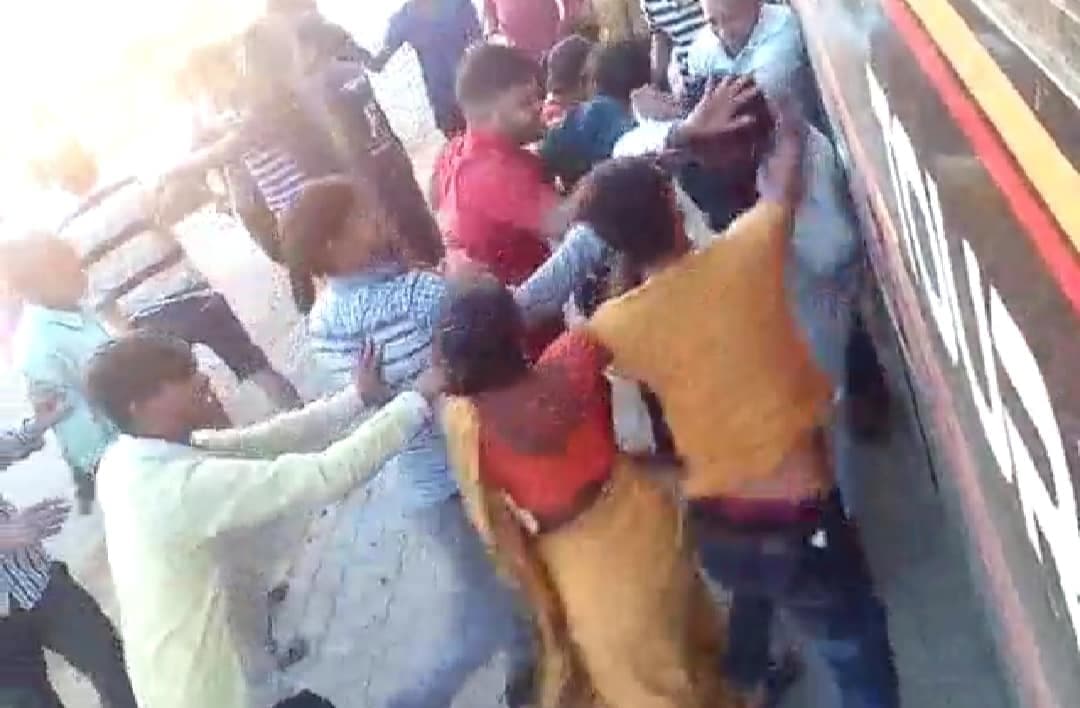 भिण्ड: बस में मजदूर महिलाओं के साथ छेड़खानी, प्रतिकार करने पर दबंगों ने की लाठी डंडों से पिटाई