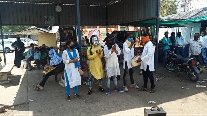 Sehore नगर पालिका की अनोखी पहल, नुक्कड़ नाटक से कोरोना के प्रति लोगों को किया जागरूक