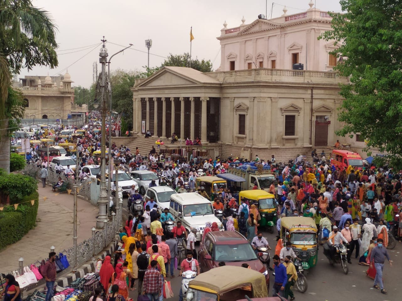ग्वालियर: कोरोना कर्फ्यू से पहले बाजारों में उमड़ी भीड़, 22 अप्रैल तक रहेंगे बाजार बंद