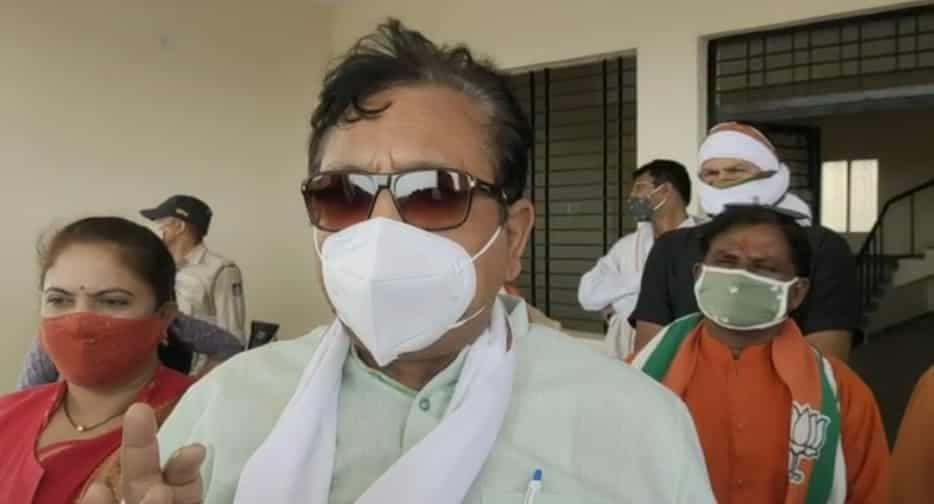 मंत्रीजी कर रहे थे पत्रकारों से बात, अचानक कर दिया मधुक्खियों ने हमला, फिर हुआ ये