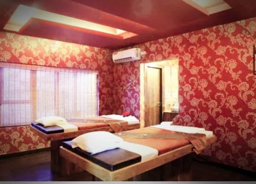 जबलपुर- लॉकडाउन में चल रहा था मसाज पार्लर, पुलिस की दबिश, युवक-युवतियां पकड़ाए