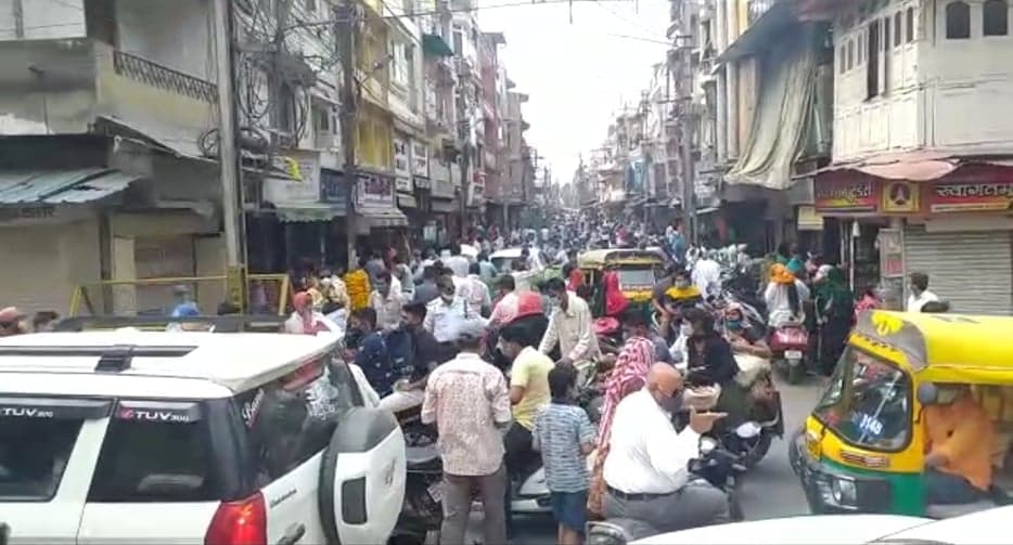 प्रशासन ने दी छूट तो बाजारों में उमड़ा सैलाब, शादी की खरीदारी के लिए लगी भीड़