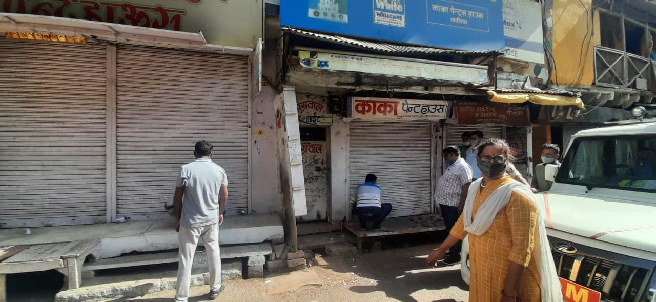 कहीं मुकम्मल लॉकडाउन तो कहीं हुआ उल्लंघन, एसडीएम ने की दुकानें सील