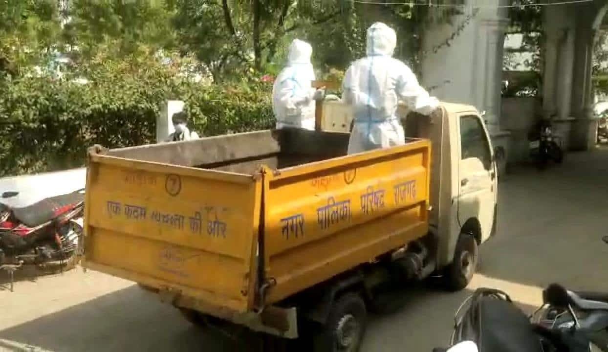 कोरोना काल की त्रासदी भरी तस्वीर, कचरा वाहन में ले जाए जा रहे शव