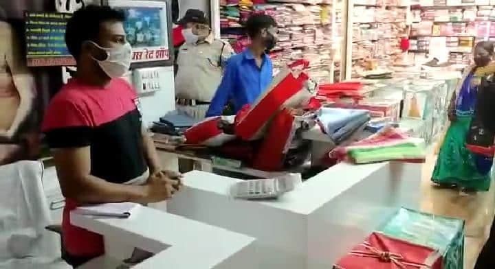 इंदौर पुलिस की सख्ती, नियमों का उल्लंघन कर दुकान संचालित करने वाले को जमकर लगाई फटकार