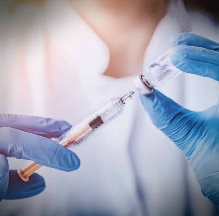 23 साल की युवती को एक साथ लगा दिये कोरोना वैक्सीन के 6 डोज़, फिर हुआ ये