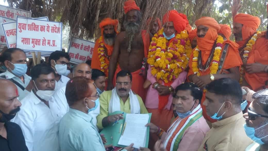 Morena : संत समाज ने की ग्राम पंचायतों में शराब ठेकों पर रोक लगाने की मांग, सीएम के नाम सौंपा ज्ञापन