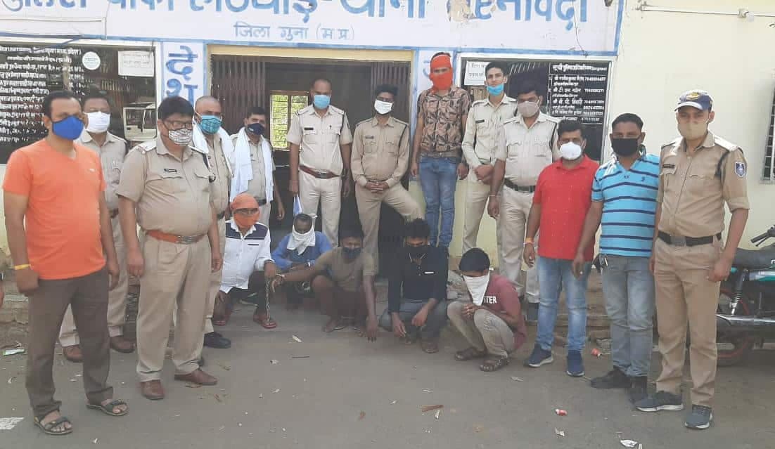 गुना पुलिस ने पकड़े 25 हजार के इनामी बदमाश, एक साथ 9 वारदातों का खुलासा