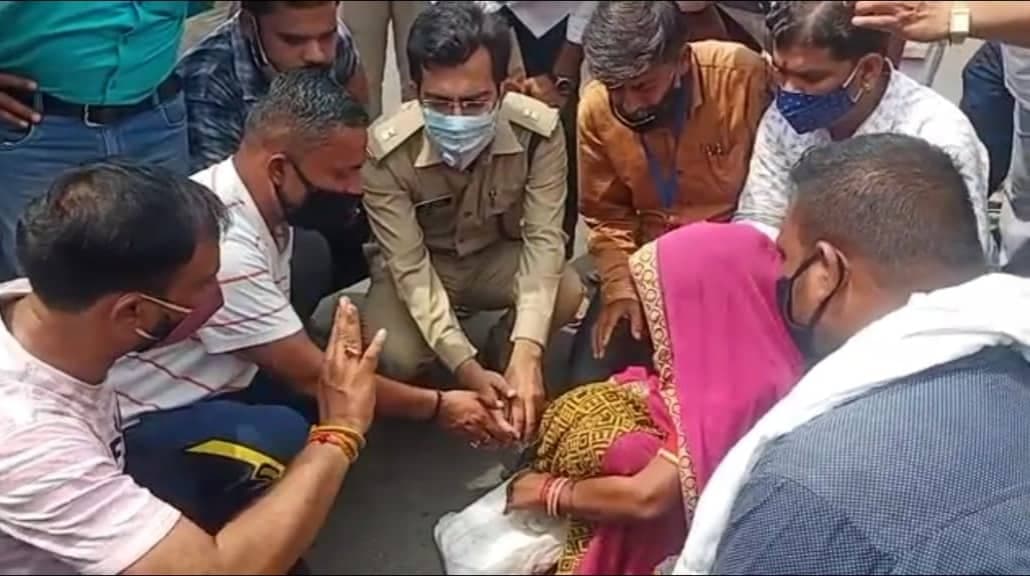 जबलपुर : दो भाइयों के विवाद में गई मजदूर की जान, परिजनों ने जमकर किया हंगामा