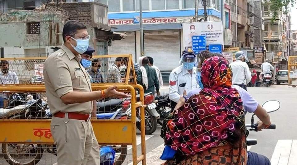 खरगोन में लॉकडाउन का पालन कराने एसपी उतरे सड़कों पर, 5 दुकानें की सील